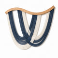 Décoration murale tressée 90 x 85 cm en bois et cordons bleu marine écru style bohème